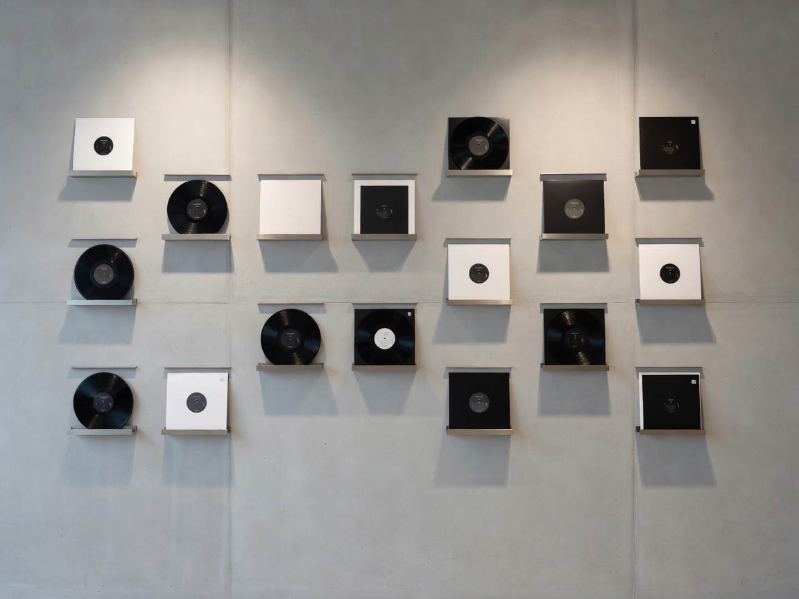 Beautiful wall structure with minimalist vinyl arrangement